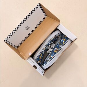 NIB Donald Duck vans